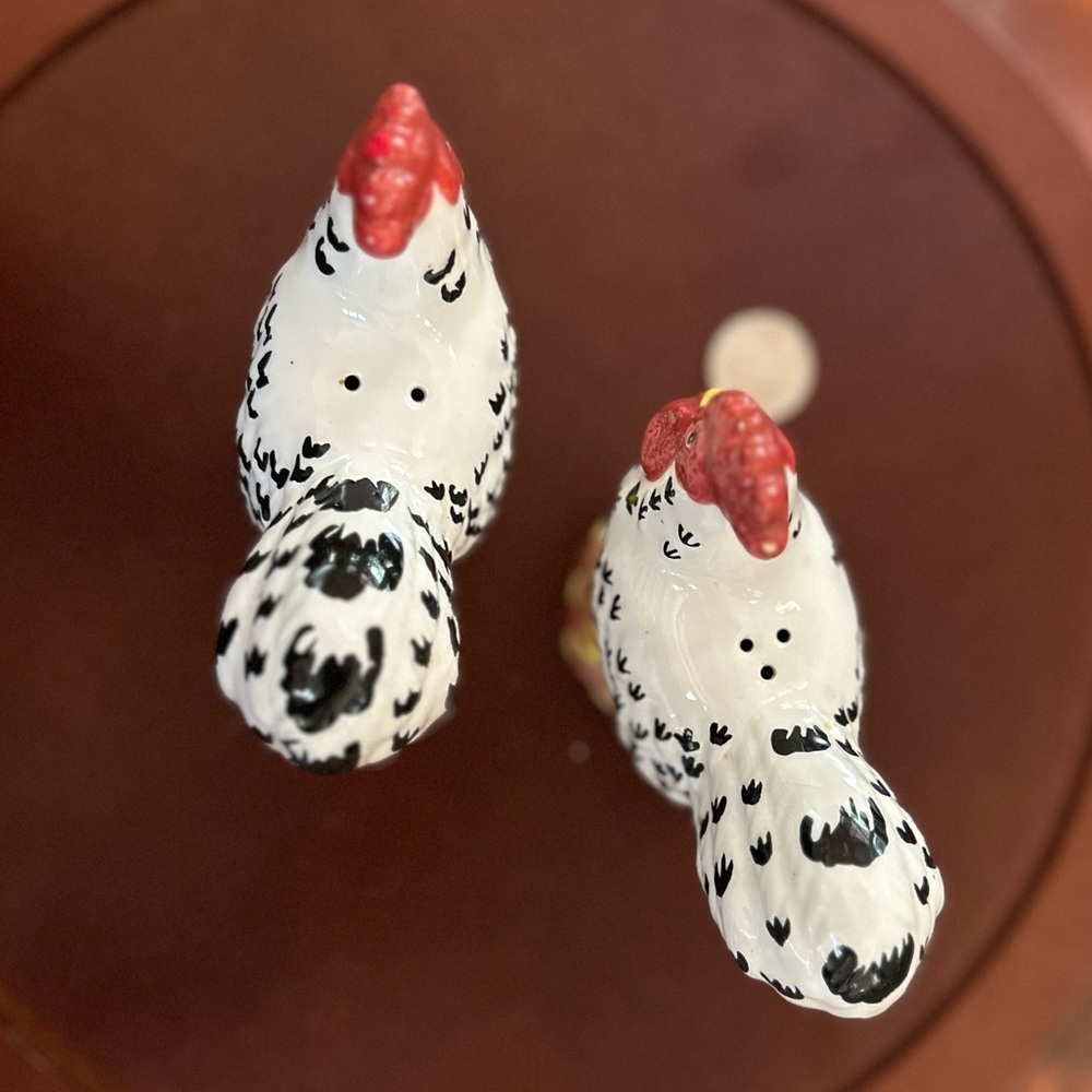 Farmhouse Chicken/Rooster – Ceramic Salt & Pepper Pair🐓 - Picture 4 of 6